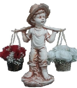 50 cm y�ksekli�inde biblo erkek bebek ve 5 adet k�rm�z� g�l 5 adet beyaz g�l